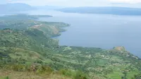 Keindahan Danau Toba dari atas Panatapan Hutaginjang.(Foto: Hidya Anindyati)