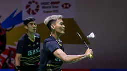 Ganda putra Indonesia, Muhammad Shohibul Fikri/Bagas Maulana mengembalikan bola ke arah lawannya, pasangan China, Chen Bo Yang/Liu Yi pada laga babak 32 besar Daihatsu Indonesia Masters 2024 di Istora Senayan, Jakarta, Selasa (23/1/2024). Muhammad Shohibul Fikri/Bagas Maulana menang rubber game 21-16, 17-21 dan 21-17. (Bola.com/Bagaskara Lazuardi)