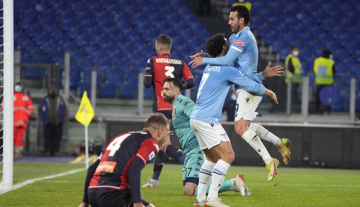Penyerang Lazio Pedro beselebrasi dengan Felipe Anderson setelah mencetak gol ke gawang Genoa pada giornata ke-18 Liga Italia di Stadion Olimpico, Sabtu (18/12/2021) dini hari WIB. Lazio menang 3-1 atas tamunya Genoa. (AP Photo/Gregorio Borgia)