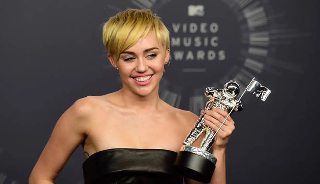 Aktris dan penyanyi Miley Cyrus   sempat dikecam banyak orang   karena penampilannya yang tak   sesuai dengan usia. (AFP PHOTO/Frederic J. Brown)