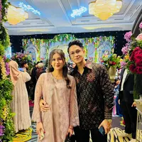Zoe Abbas Jackson hadir bersama kekasihnya, Antonio Blanco, dengan tampilan yang selaras dan tetap mengusung sentuhan tradisional.  [@zoeabbas]