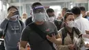 Turis China tiba di Bandara Internasional Suvarnabhumi di provinsi Samut Prakarn, Thailand, Senin (9/1/2023). Wisatawan China sekitar sepertiga dari jumlah total turis yang mengunjungi Thailand sebelum pandemi covid-19, dan pihak berwenang berharap mereka dapat membantu memulihkan industri pariwisata yang menguntungkan. (AP Photo/Sakchai Lalit)