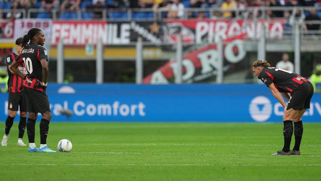 Para pemain AC Milan tampak lesu setelah kemasukan gol