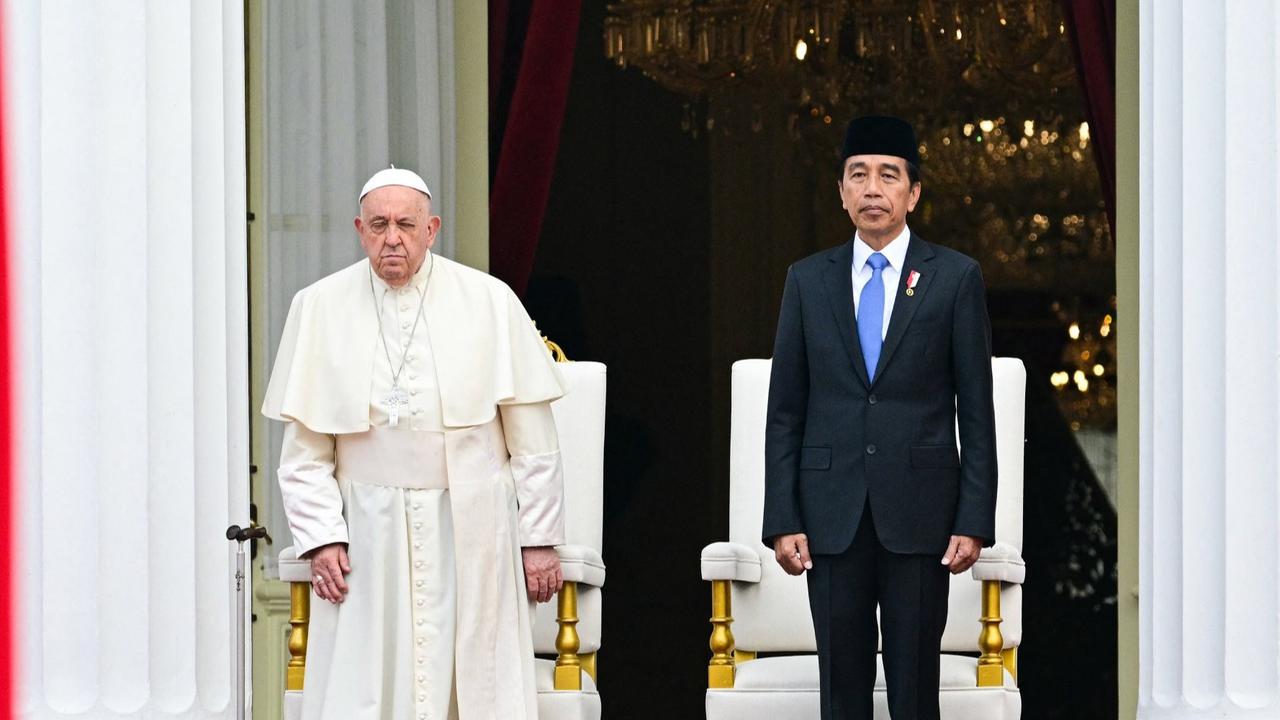Momen Hangat Presiden Jokowi- Paus Fransiskus Ngobrol di Veranda Istana Merdeka