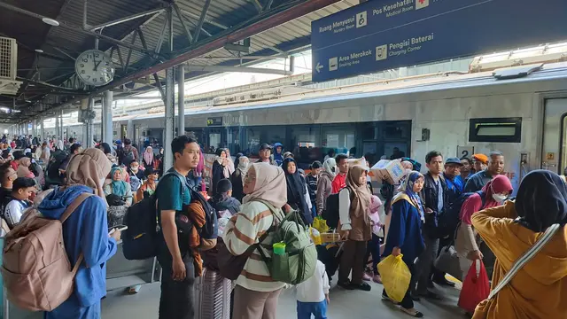 Penjualan tiket kereta Lebaran 2026 dilakukan bertahap sesuai skema H-45 untuk menjaga kelancaran arus mudik. (Dok PT KAI)