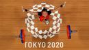Foto yang diambil dengan kamera robot ini menunjukkan reaksi Windy Cantika Aisah dari Indonesia saat berlaga dalam kompetisi angkat besi 49kg putri pada Olimpiade Tokyo 2020 di Tokyo International Forum, Tokyo pada 24 Juli 2021. (AFP/Pool/Chris Graythen)