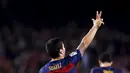 Tiga jari Luis Suarez merujuk pada tiga gol yang dia cetak ke gawang Eibar dalam laga La Liga Spanyol di Stadion Camp Nou, Barcelona, Senin (26/10/2015) dini hari WIB. (Reuters/Albert Gea)