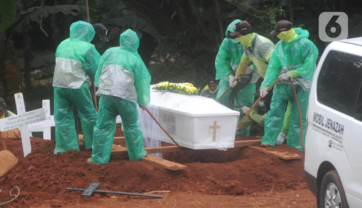 Petugas saat memakamkan korban COVID-19 di TPU Pondok Ranggon, Cipayung, Jakarta Timur, Rabu (1/4/2020). Hari ini di TPU Pondok Ranggon hingga menjelang sore hari tercatat sembilan belas jenazah dimakamkan baik yang berstatus ODP, PDP  maupun postif  COVID-19. (merdeka.com/Arie Basuki)