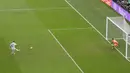 Penyerang Argentina, Lionel Messi mencetak gol pertama timnya melalui tendangan penalti ke gawang Kroasia pada pertandingan semifinal Piala Dunia 2022 di Stadion Lusail di Lusail, Qatar, Rabu (14/12/2022). Argentina berhasil lolos ke final setelah menang telak atas Kroasia dengan skor 3-0. (AP Photo/Thanassis Stavrakis)