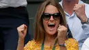 Kim Sears bersorak kegirangan saat suaminya Andy Murray berhasil mengalahkan petenis Kanada, Milos Raonic pada tunggal putra Wimbledon Championships 2016 di The All England Lawn Tennis Club,  Wimbledon, London, (10/7/2016). (AFP/POOL/Andrew Coudridge)