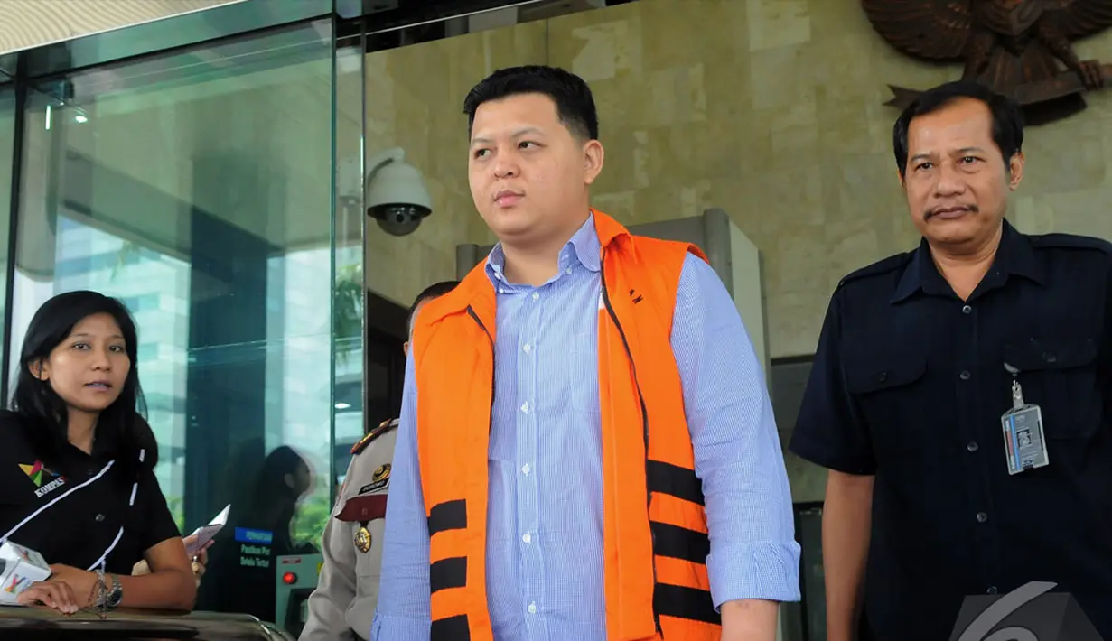 Teddy diperiksa dengan statusnya sebagai tersangka di kasus dugaan suap pembangunan tanggul laut di Biak Numfor, Papua Barat, Selasa (22/7/2014) (Liputan6.com/Faisal R Syam)