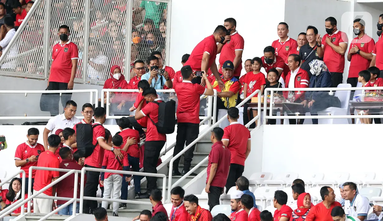 Presiden Joko Widodo (kedua kanan duduk) berfoto bersama anak-anak yang menyaksikan laga timnas Indonesia melawan Thailand pada lanjutan kualifikasi Grup A Piala AFF 2022 di Stadion Utama Gelora Bung Karno, Jakarta, Kamis (29/12/2022). Laga berakhir imbang 1-1 meski Indonesia sempat unggul lewat gol yang dicetak Marc Anthony Klok lewat titik putih. (Liputan6.com/Helmi Fithriansyah)