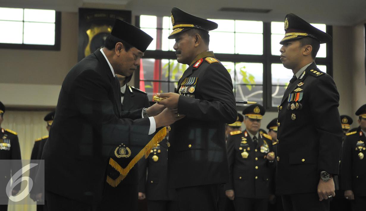 Menkopolhukam, Tedjo Edy Purdjianto (kiri) menyematkan tanda kehormatan Bintang Bhayangkara Utama ke Kapolri Jenderal Badrodin Haiti (tengah)di Jakarta, Senin (29/6/2015). (Liputan6.com/Herman Zakharia)
