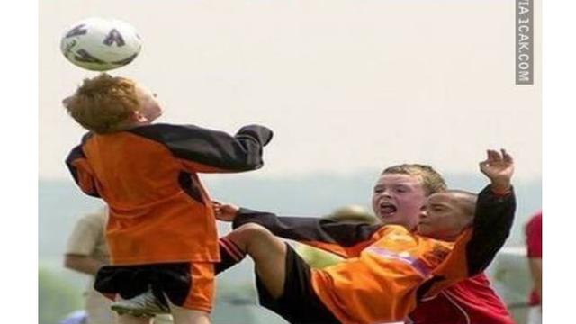 6 Momen Apes saat Main Sepak Bola Ini Bikin Senyum Tipis