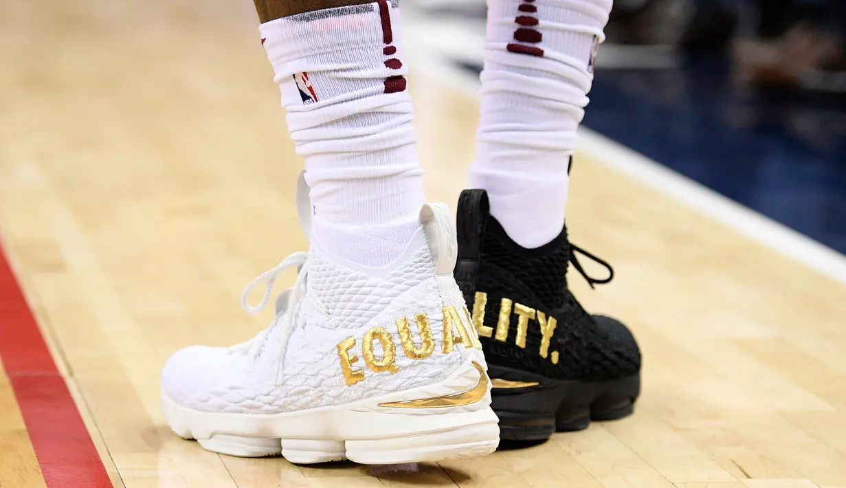 Sepatu yang dipakai pebasket Cleveland Cavaliers, LeBron James saat melawan Washington Wizards pada lanjutan NBA di Verizon Center, Minggu (17/12). James memakai sepatu beda warna dan bertuliskan 'equality' atau persamaan di sepatunya. (AP/Nick Wass)