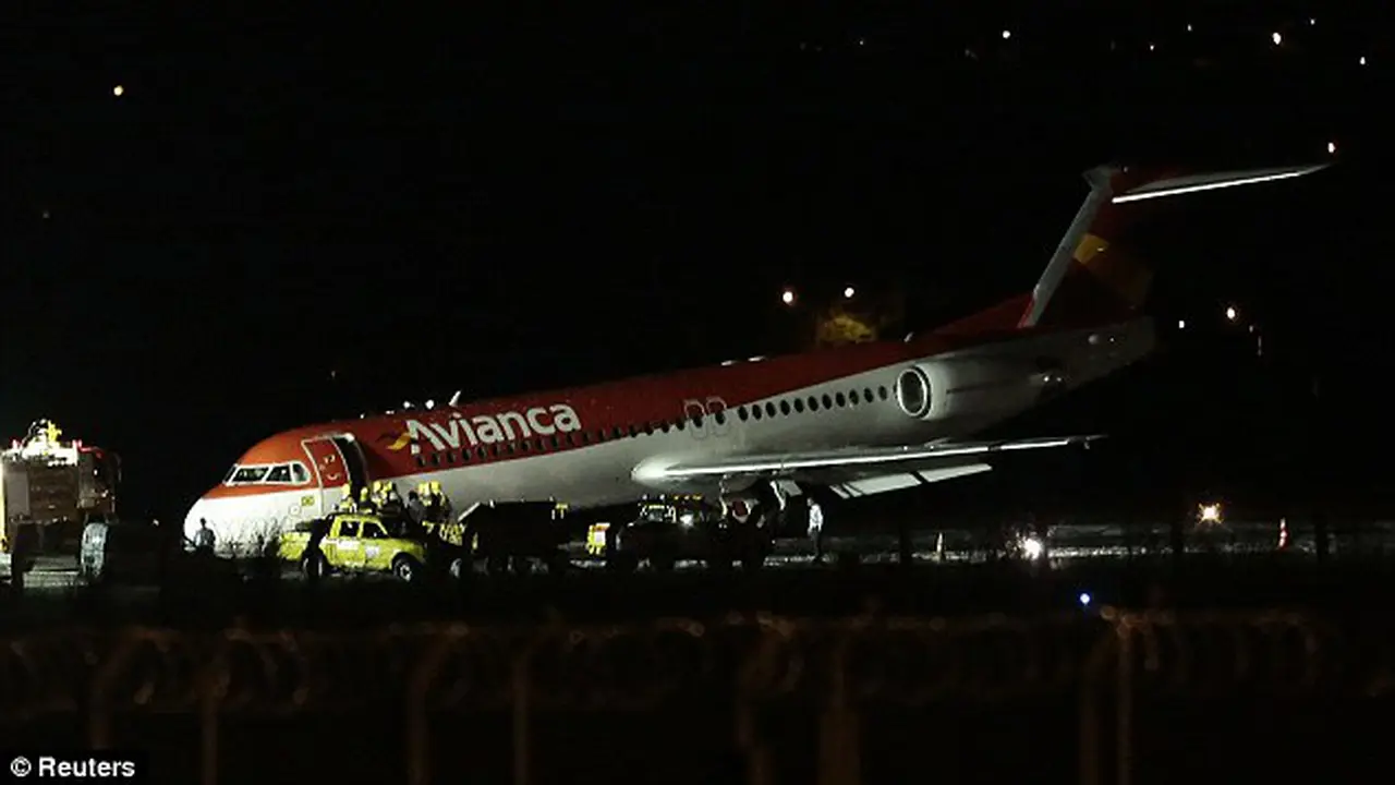 [VIDEO] Berputar & Mendarat, Pesawat Avianca `Cium` Landasan  