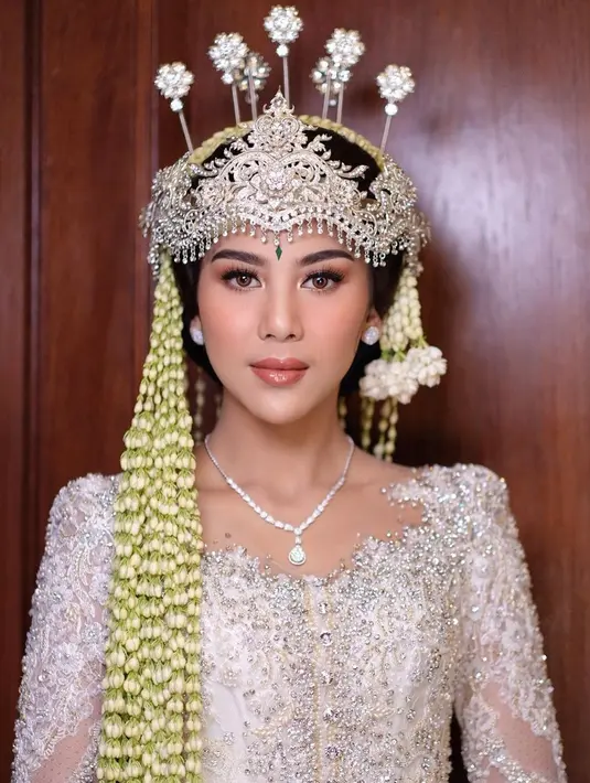 Detail memukau dari makeup Adinda Thomas di hari pernikahannya. Pengantin Sunda yang satu ini dibalut kebaya putih penuh payet berkilauan, dengan rambut ditata pengantin, dan makeup luar biasa cantik. [Foto: Instagram/marlenehariman]