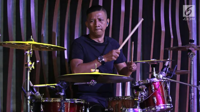 Penampilan Drummer Ungu Bersama Band Barunya The Row