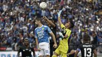 Gelandang Persib Bandung, Srdan Lopicic, duel udara dengan kiper TIRA Persikabo, Angga Saputro, pada laga Piala Presiden 2019 di Stadion Si Jalak Harupat, Bandung, Sabtu (2/3). Persib kalah 1-2 dari TIRA. (Bola.com/Yoppy Renato)
