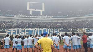 Momen pemain Persib Bandung bertemu Bobotoh di GBLA jelang lawan Persija. (Muhammad Faqih/Bola.com)
