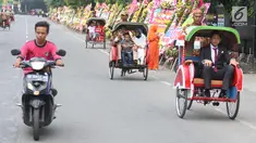 Sejumlah tamu undangan menggunakan becak menuju acara pernikahan putri Presiden Jokowi, Kahiyang Ayu dan Bobby Nasution di Gedung Graha Saba Buana, Solo, Rabu (8/11). (Liputan6.com/Angga Yuniar)