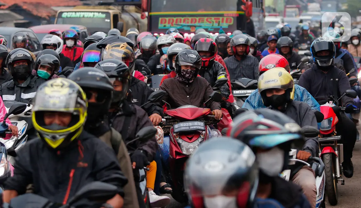 Pemudik yang didominasi pengendara motor itu mulai terlihat sekira pukul 19.30 WIB. (Liputan6.com/Angga Yuniar)