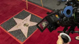 Nipsey Hussle dianugerahi secara anumerta dengan bintang di Hollywood Walk of Fame dalam kategori Recording di Los Angeles (15/8/2022). Nipsey Hussle rapper yang berubah menjadi aktivis itu meninggal dalam hujan peluru tiga tahun lalu, dalam sebuah episode yang memicu curahan kesedihan atas kehidupan musik dan aktivisme yang terputus. (AP Photo/Damian Dovarganes)