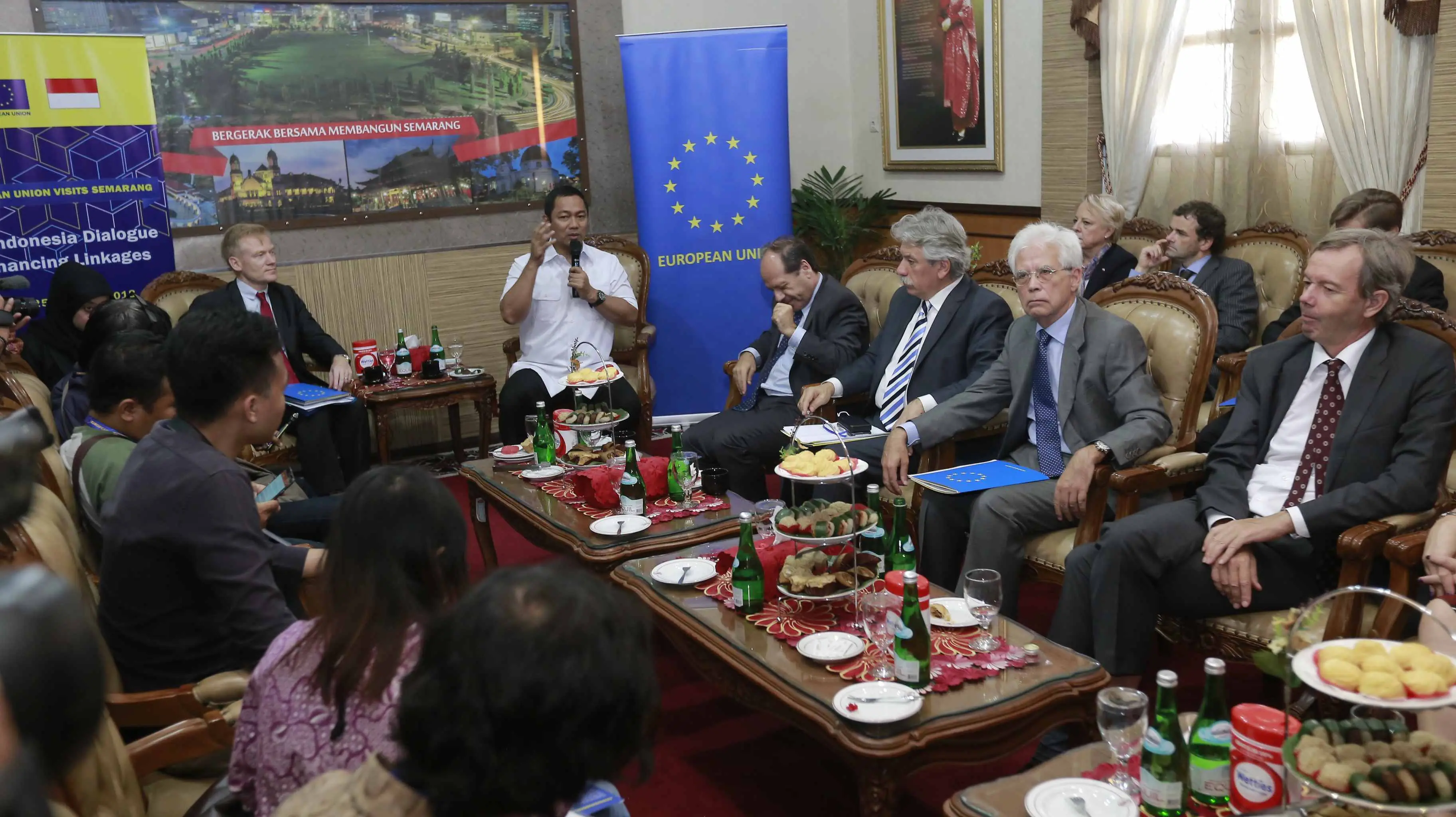 Wali Kota Semarang Hendrar Prihadi memaparkan program Outstanding Semarang di depan 14 perwakilan negara uni Eropa. (foto: /felek wahyu)