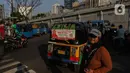 Alat Peraga Kampanye (APK) terpasang pada kaca salah satu angkutan perkotaan (angkot) di kawasan Tanah Abang, Jakarta, Jumat (5/1/2024). (Liputan6.com/Angga Yuniar)