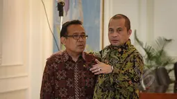 Mensesneg Pratikno (kiri) berbincang dengan Menteri PDT Marwan Djafar sebelum sidang kabinet paripurna di kantor Presiden, Jakarta, Selasa (19/5). Rapat tersebut membahas persiapan menjelang Ramadhan dan Hari Raya Idul Fitri (Liputan6.com/Faizal Fanani)
