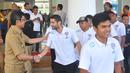 Walikota Batu, Eddy Rumpoko, menyalami gelandang Arema Cronus, Srdjan Lopicic, saat kunjungan skuat Arema Cronus ke Kantor Pemerintah Kota Batu. (Bola.com/Iwan Setiawan)