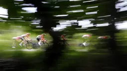 Para pebalap tim Lotto-Soudal saat berlomba di Etape 9 Tour de France yang menempuh jarak 28 km team time-trial dari Vannes ke Plumelec, Prancis. (12/7/2015). (REUTERS/Stefano Rellandini)