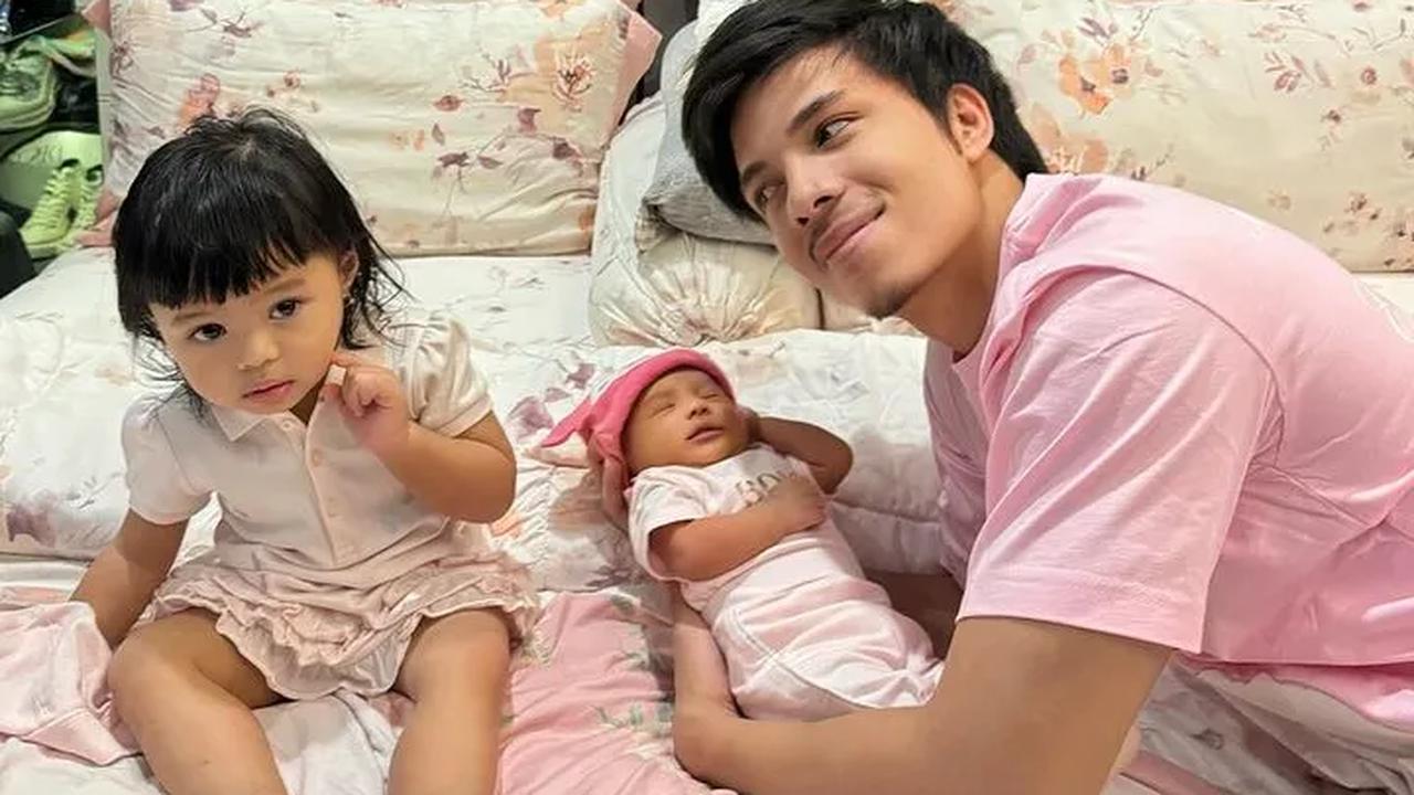 Ada salah satu netizen yang seolah tak percaya Atta memandikan kedua anaknya sekaligus.<br>