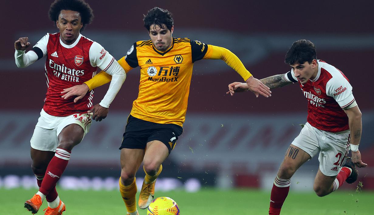 Gelandang Wolverhampton Wanderers, Pedro Neto (tengah), ditempel dua pemain Arsenal, Willian (kiri) dan Hector Bellerin dalam laga lanjutan Liga Inggris 2020/21 pekan ke-9 di Emirates Stadium, London, Minggu (29/11/2020) waktu setempat. Wolverhampton mengalahkan Arsenal 2-1. (AFP/Julian Finney/Pool)