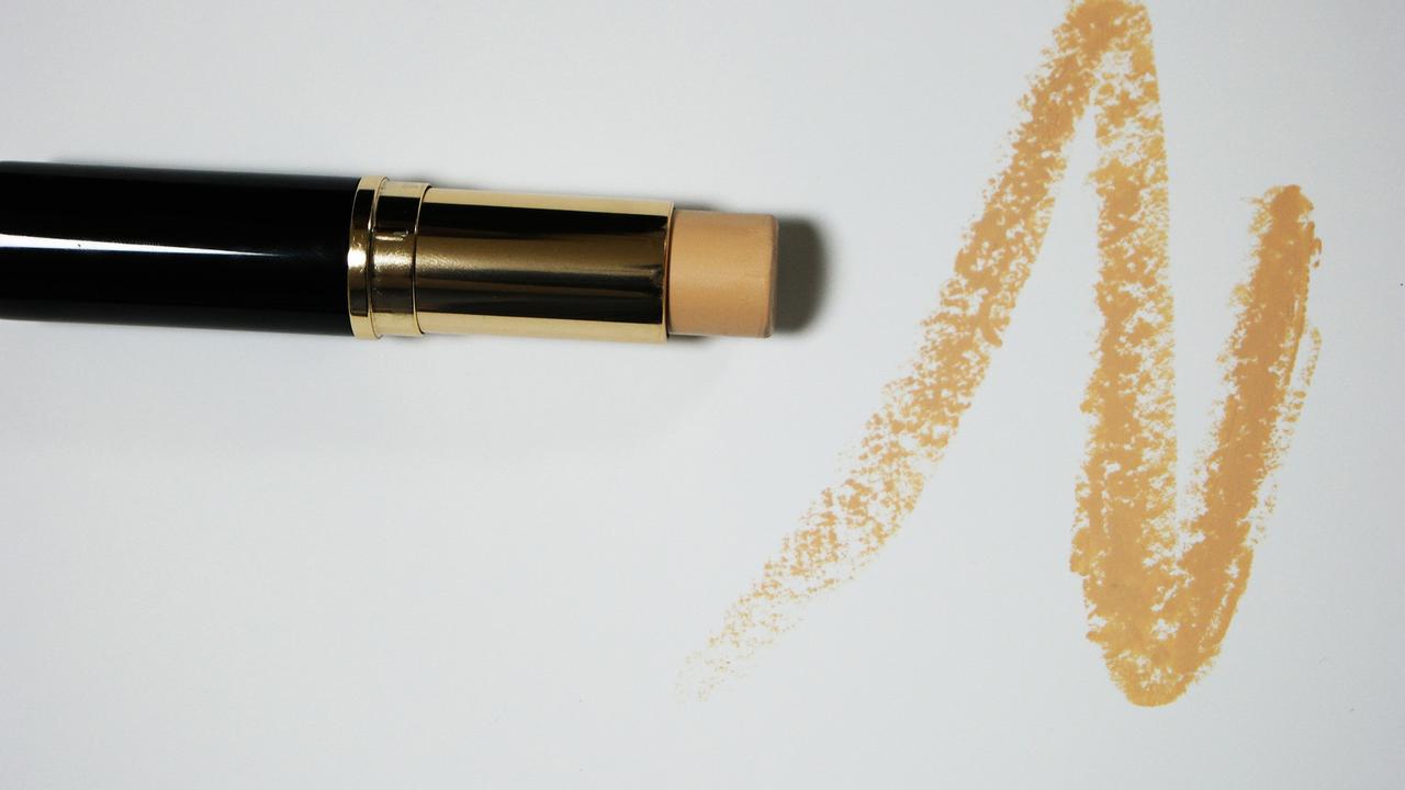 5 Tips Atasi Foundation Terlalu Terang