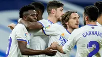 Pada menit ke-80 Real Madrid menggandakan keunggulan untuk menjauh 2-0. Gol dicetak Vinicius Junior usai menerima umpan Karim Benzema setelah kerja sama apiknya dengan Marco Asensio. (AP/Manu Fernandez)