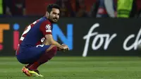 Pemain Barcelona, Ilkay Gundogan, bersedih setelah ditaklukkan Paris Saint-Germain pada duel leg kedua perempat final Liga Champions 2023/2024 Stadion Olimpic Lluis Companys, Rabu (17/4/2024). (AP Photo/Joan Monfort)