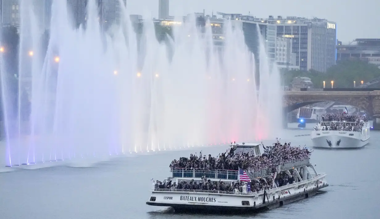 Ribuan atlet Olimpiade yang berparade menggunakan kapal di atas Sungai Seine dalam upacara pembukaan Olimpiade Paris 2024. (AP Photo/Matthias Schrader)