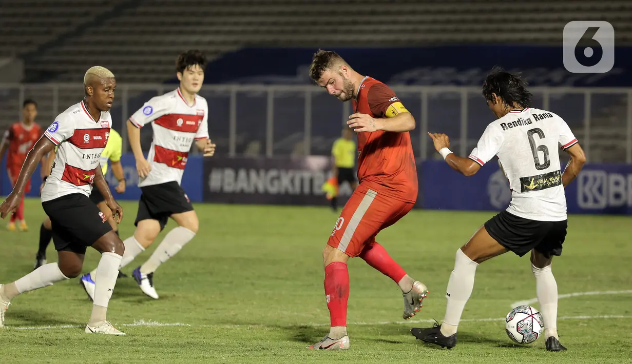 Pemain PSM Makassar, Willem Jan Pluim (tengahi) berusaha melewati pemain Madura United, Andik Rendika Rama (kanan) dalam pertandingan BRI Liga 1 2021/2022 antara Madura United melawan PSM Makassar di Stadion Madya, Jakarta, Minggu (12/9/2021). Pertandingan berakhir 1-1. (Bola.com/Ikhwan Yanuar)