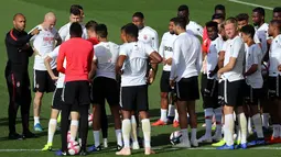 Pelatih baru AS Monaco, Thierry Henry berbincang dengan para pemainnya selama sesi pelatihan di La Turbie, dekat Monaco, Prancis (18/10). Eks pemain Arsenal ini dikontrak Monaco sampa 2021. (AFP Photo/Valery Hache)