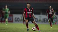 Bek Persipura, Ricardo Salampessy, mengontrol bola saat melawan Bhayangkara FC pada laga Liga 1 Indonesia di Stadion Patriot, Bekasi, Sabtu (9/9/2017). Bhayangkara FC menang 2-1 atas Persipura. (Bola.com/Vitalis Yogi Trisna)