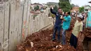 Bakal Cagub DKI, Agus Harimurti Yudhoyono mendengarkan penjelasan warga saat menyusuri pinggiran Sungai Ciliwung yang merupakan lokasi proyek normalisasi, di kawasan Bukit Duri, Jakarta, Kamis (20/10). (Liputan6.com/Gempur M Surya)