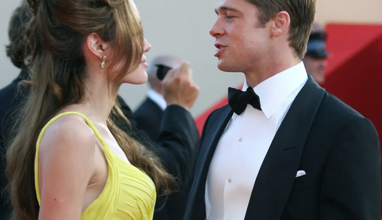 Pitt memang sempat merasa tersindir dengan pengawasan tersebut. Ia merasa tak leluasa saat bermain dengan anak-anaknya. Namun ia menahan diri agar anak-anaknya tidak mengetahui masalah yang sedang ia dan ibunya hadapi. (AFP/Bintang.com)