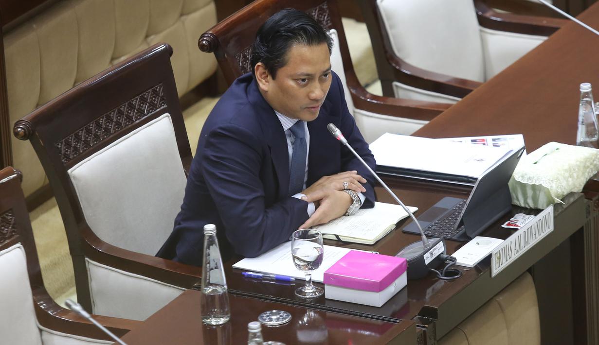 Wakil Menteri Keuangan yang juga Calon Deputi Gubernur Bank Indonesia, Thomas Djiwandono saat mengikuti uji kelayakan dan kepatutan di ruang Komisi XI Dewan Perwakilan Rakyat Republik Indonesia di Kompleks Parlemen, Senayan, Jakarta, Senin (26/1/2026). (Merdeka.com/Arie Basuki)