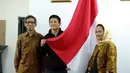 Rio Haryanto berfoto bersama dengan Dubes RI Manama, Chilman Arisman dan Ibu Ratnawati Arisman di KBRI Manama, Bahrain, Rabu (30/3/2016) malam waktu setempat. (Bola.com/Istimewa/Andri Hartanto)