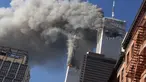 File foto 11 September 2001 asap mengepul dari menara kembar World Trade Center yang terbakar setelah pesawat yang dibajak menabrak menara, di New York City. (AP Photo/Richard Drew)