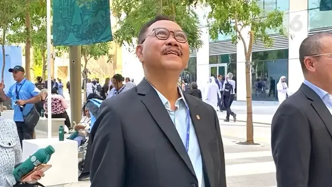 <p>Kepala Otorita Ibu Kota Nusantara (OIKN) Bambang Susantono meninjau lokasi COP28 di Dubai Expo City, Sabtu, 2 Desember 2023 (Liputan6.com/Teddy Tri Setio Berty).</p>