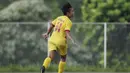 Gelandang Sumatra Selatan, Nisma Francida, merayakan gol yang dicetaknya ke gawang Bangka Belitung pada laga final Piala Pertiwi di NYTC Sawangan, Depok, Jumat (3/5). Sumsel menang 2-1 atas Babel. (Bola.com/Vitalis Yogi Trisna)