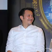 "Kalau keluarga sih nggak ada, tapi ibunya teman apa gimana, uh anaknya tante ini. Gimana-gimana lah, hahahaha, capek deh," ujar Rendi Bragi, di XXI Metropole, kawasan Menteng, Jakarta Pusat,‎ Rabu (2/8/2017). (Nurwahyunan/Bintang.com)