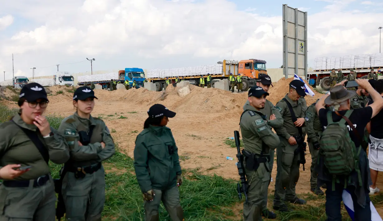 Pemblokiran oleh pengunjuk rasa Israel ini telah menunda bantuan disalurkan dan memaksanya menjalani pemeriksaan lebih lanjut. (Menahem Kahana/AFP)